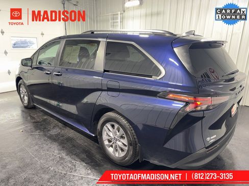 Used 2023 Toyota Sienna XLE image 2
