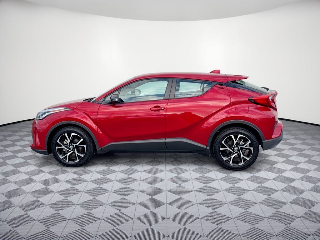 Used 2022 Toyota C-HR XLE FWD image 2