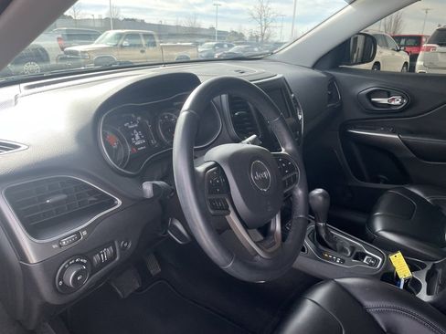 Used 2019 Jeep Cherokee Latitude Plus w/ Comfort/Convenience Group image 10