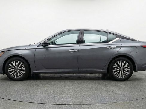 Used 2025 Nissan Altima 2.5 SV image 3