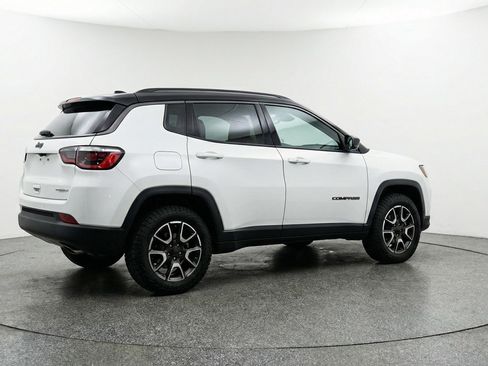 Used 2025 Jeep Compass Trailhawk AWD/4WD image 9