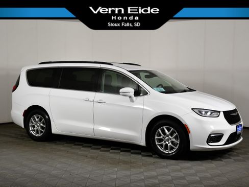 Used 2022 Chrysler Pacifica Touring-L FWD image 1
