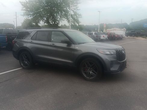 Used 2025 Ford Explorer ST-Line w/ ST-Line Street Pack AWD/4WD image 2