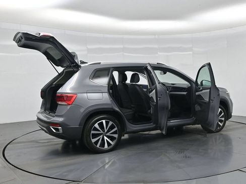 Used 2023 Volkswagen Taos SE w/ Panoramic Sunroof Package AWD/4WD image 4