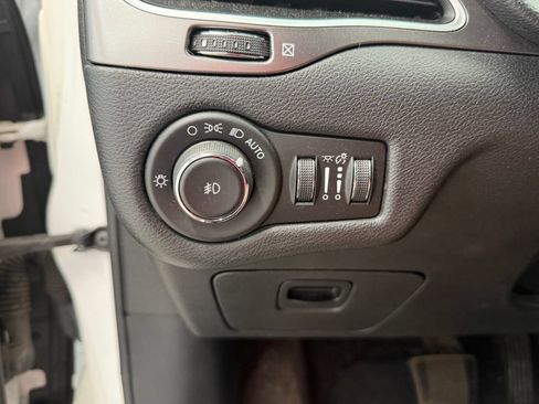 Used 2019 Jeep Cherokee Latitude Plus w/ Cold Weather Group AWD/4WD image 20