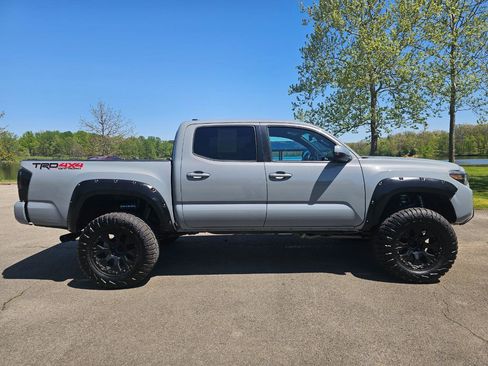 Used 2019 Toyota Tacoma TRD Off-Road AWD/4WD image 4