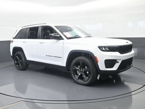 Used 2024 Jeep Grand Cherokee Altitude RWD image 8