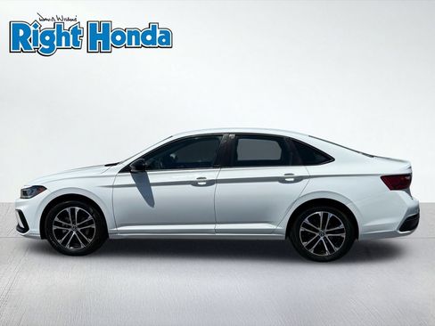 Used 2025 Volkswagen Jetta Sport FWD image 3