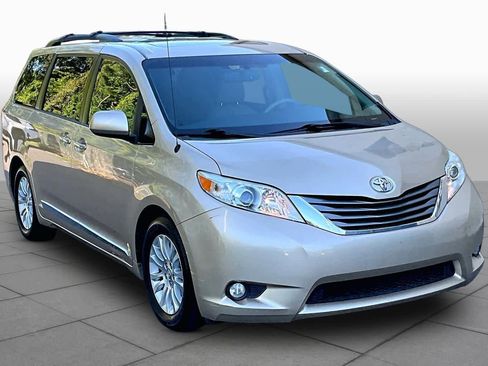 Used 2013 Toyota Sienna XLE FWD image 3