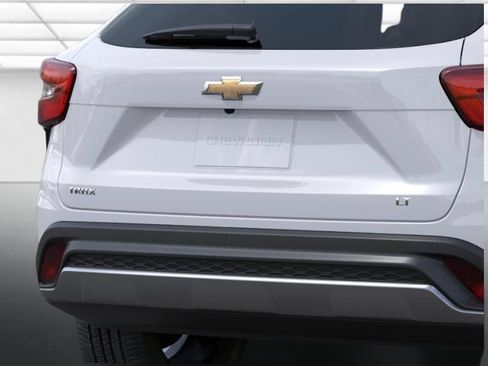 New 2026 Chevrolet Trax LT w/ Sunroof Package FWD image 15