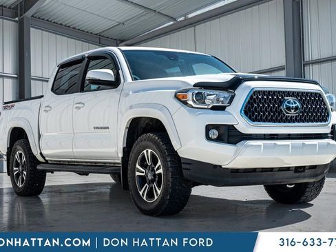 Used 2018 Toyota Tacoma TRD Sport AWD/4WD image 32