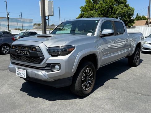 Used 2020 Toyota Tacoma TRD Sport w/ Technology Package RWD image 3