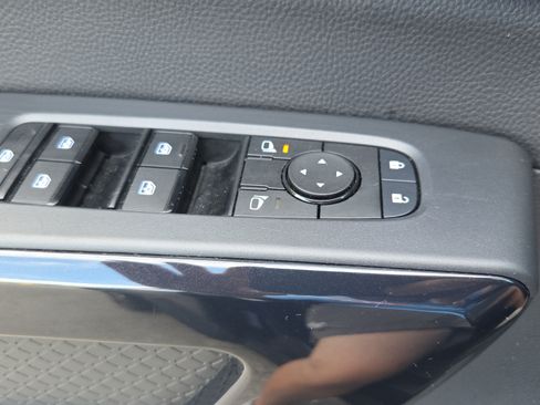 Used 2025 Nissan Pathfinder SV FWD image 28