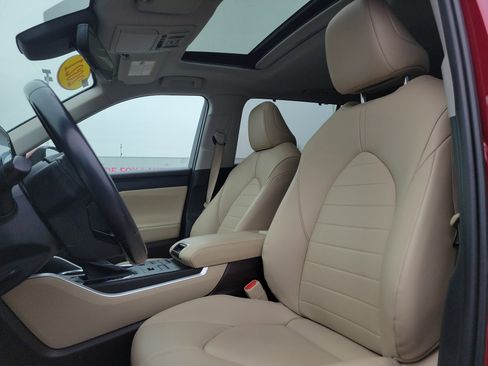 Used 2021 Toyota Highlander XLE image 19