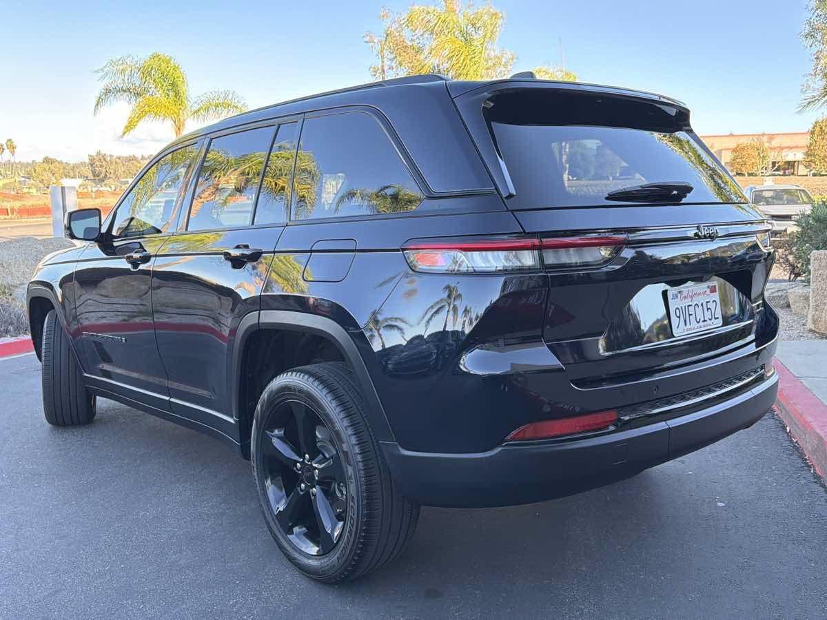Used 2024 Jeep Grand Cherokee Limited w/ Black Appearance Package RWD image 18