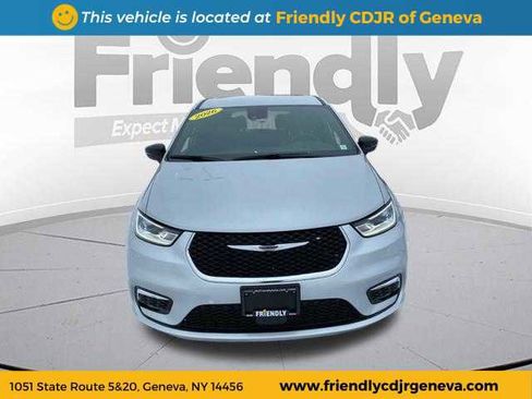 New 2026 Chrysler Pacifica Select image 2