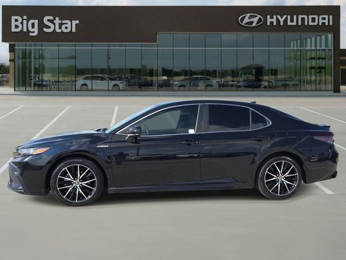Used 2021 Toyota Camry SE FWD image 2