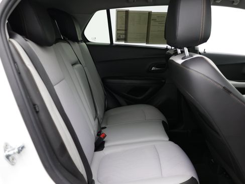 Used 2022 Chevrolet Trax LT w/ LT Convenience Package AWD/4WD image 31