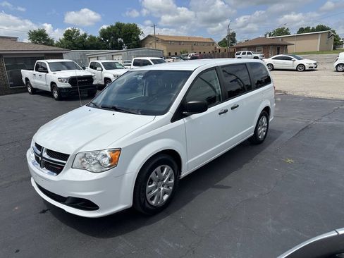 Used 2019 Dodge Grand Caravan SE w/ UConnect Hands-Free Group FWD image 2
