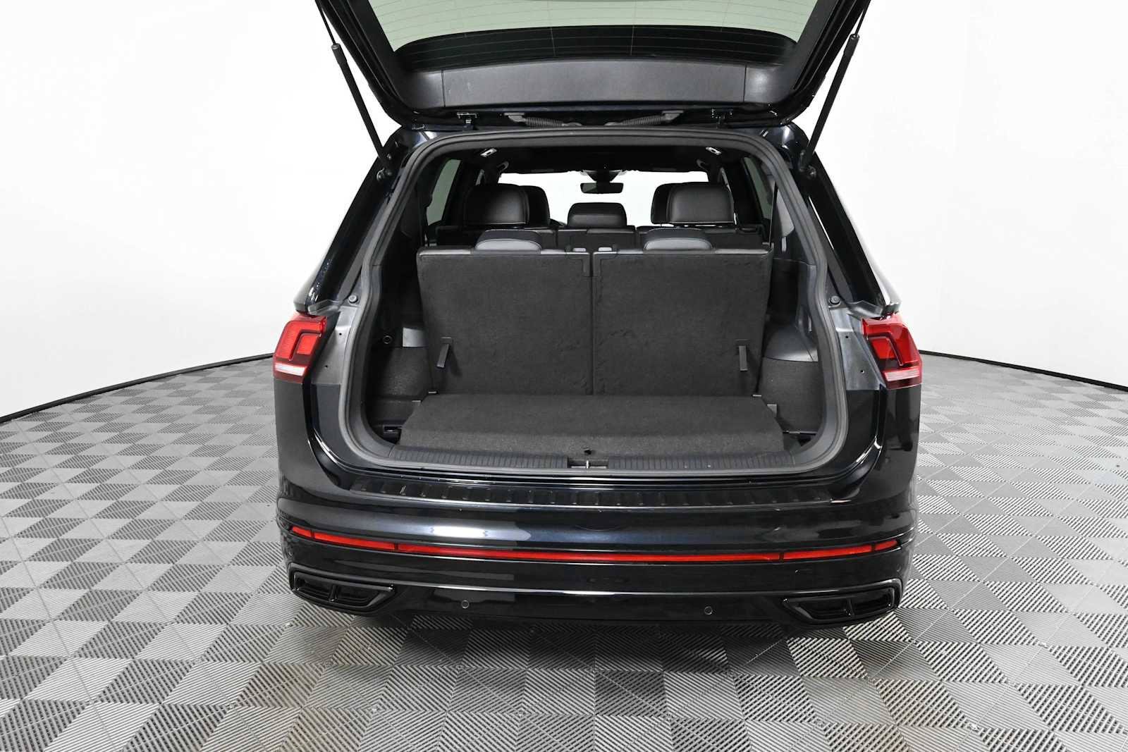 Certified 2023 Volkswagen Tiguan SE R-Line FWD image 8