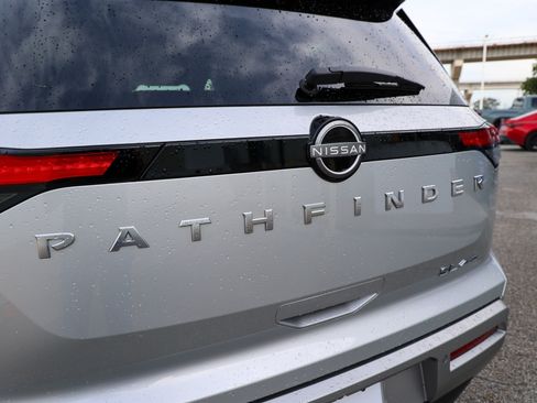 Used 2025 Nissan Pathfinder SL AWD/4WD image 12