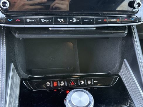 Used 2024 Jeep Wagoneer Series II w/ Flexible Seating Group RWD image 18
