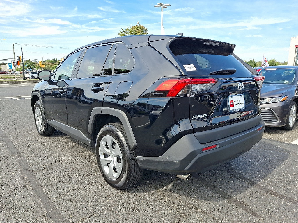 Used 2022 Toyota RAV4 LE AWD/4WD image 4