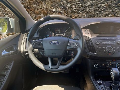 Used 2017 Ford Focus SE image 5