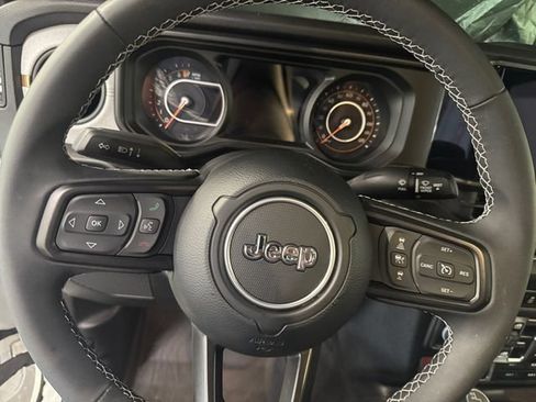 Used 2025 Jeep Gladiator Sport AWD/4WD image 21
