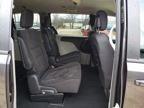 Used 2018 Dodge Grand Caravan SE w/ UConnect Hands-Free Group image 16