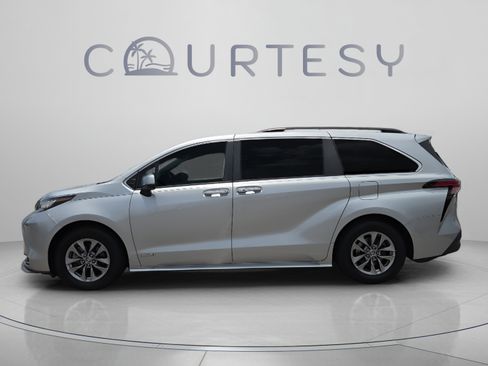Certified 2021 Toyota Sienna XLE FWD image 2