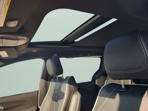 New 2026 Chrysler Pacifica Limited image 30