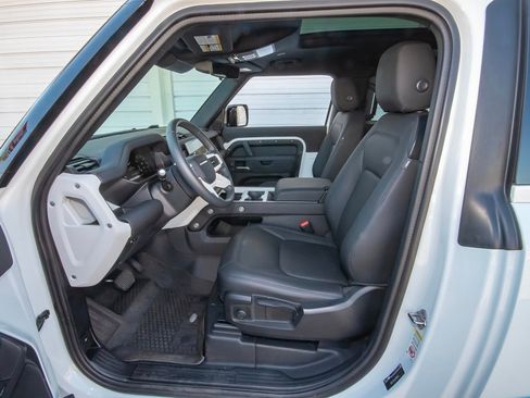 Used 2025 Land Rover Defender 90 S image 36