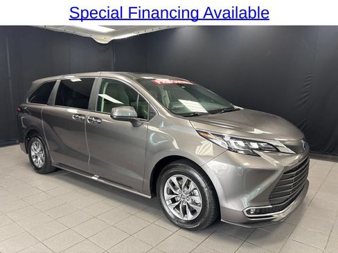 Used 2024 Toyota Sienna XLE FWD image 1