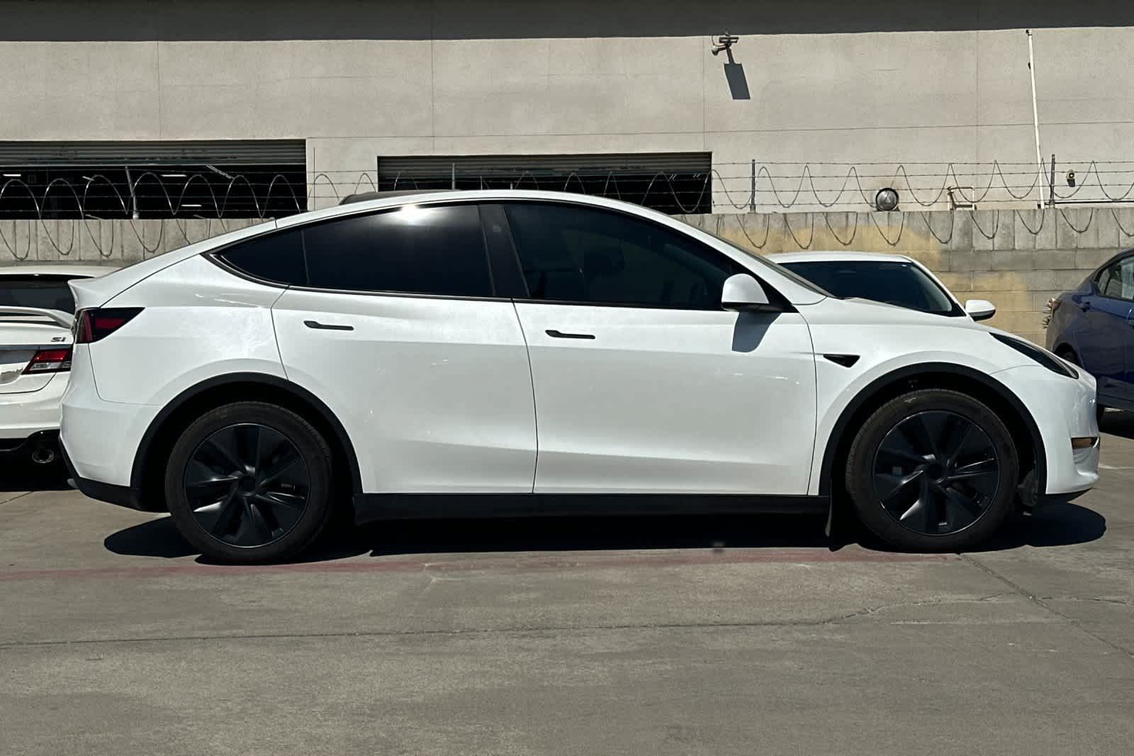 Used 2024 Tesla Model Y Long Range AWD/4WD image 9