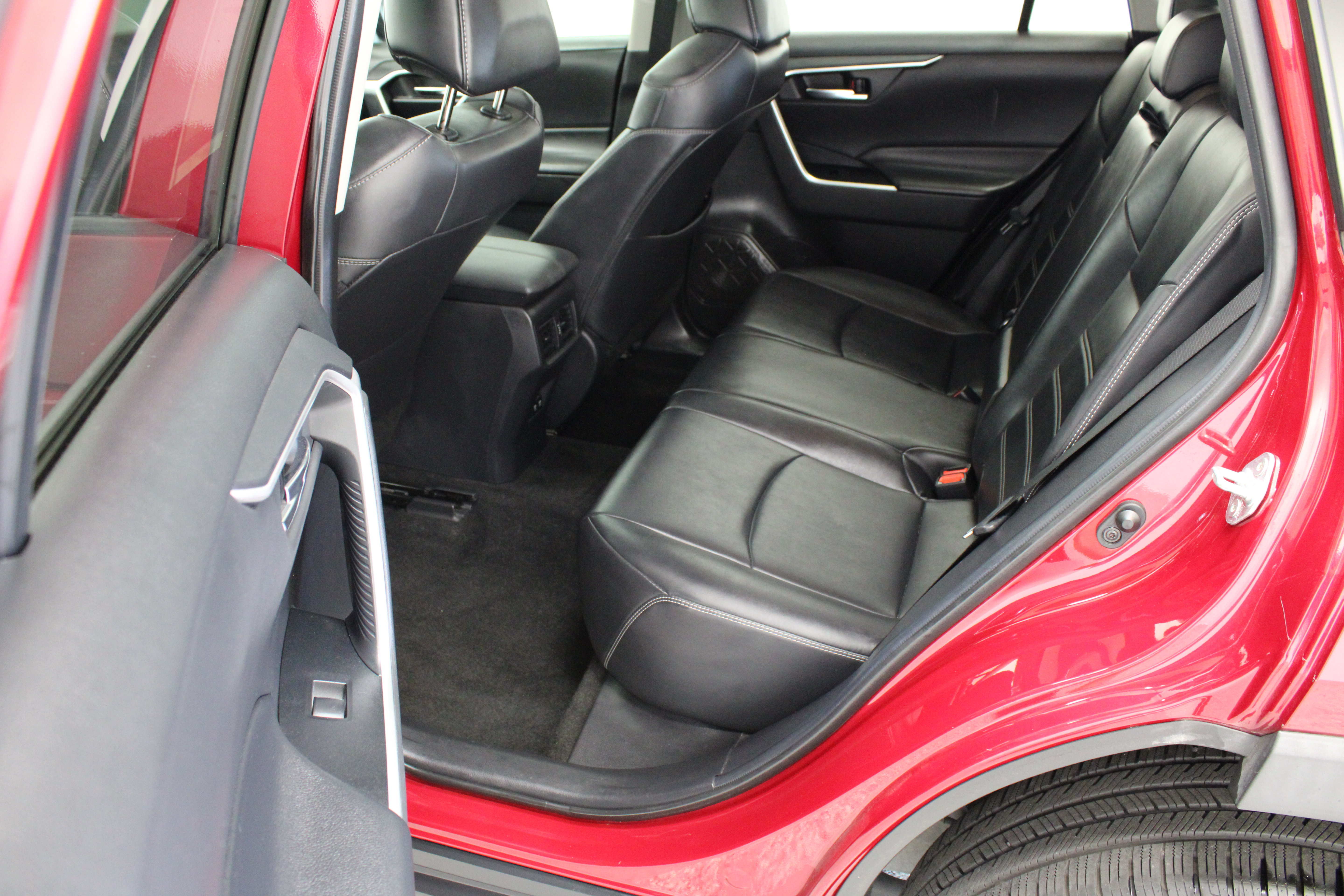 Used 2020 Toyota RAV4 XLE Premium FWD image 29