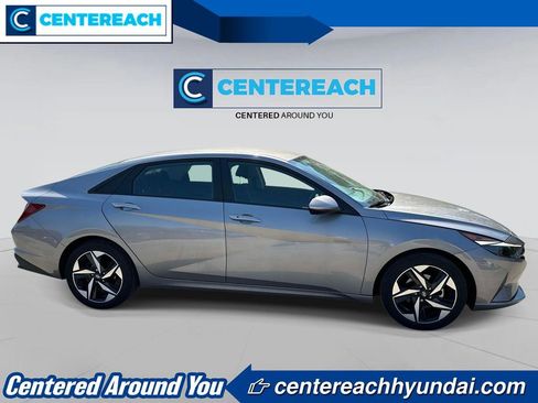 Used 2023 Hyundai Elantra SEL w/ Convenience Package FWD image 3