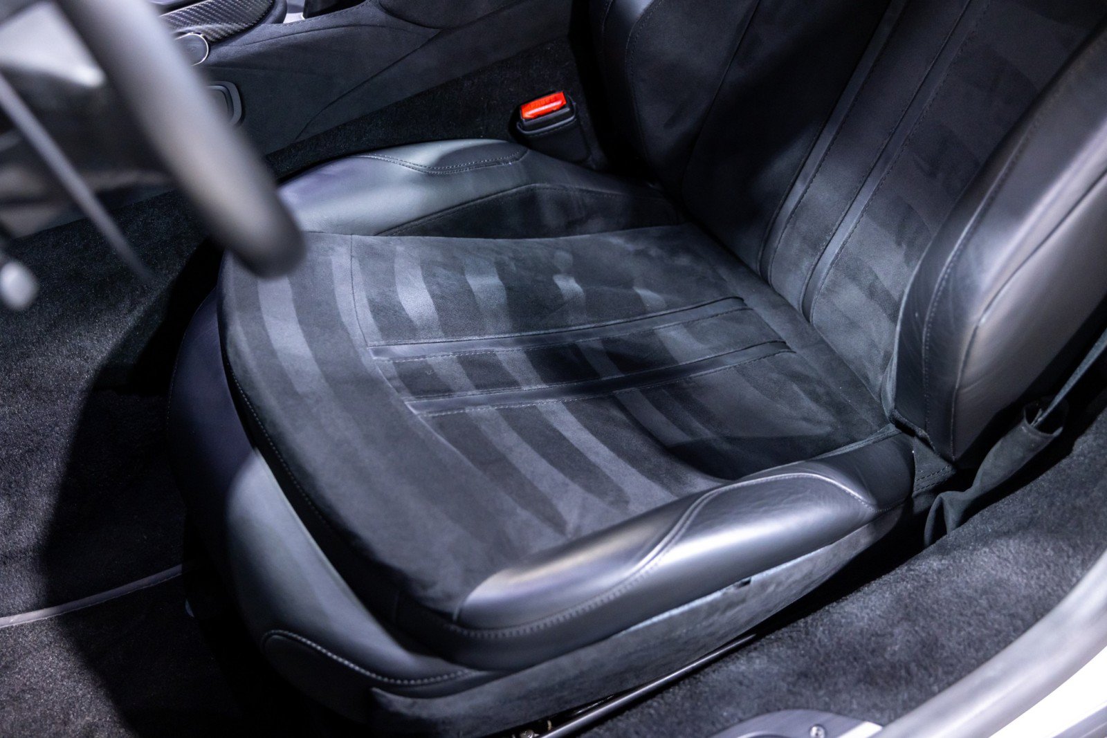 Used 2019 Aston Martin V8 Vantage Coupe RWD image 44
