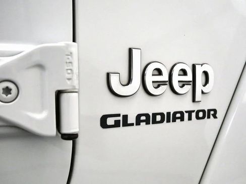 Used 2020 Jeep Gladiator Overland AWD/4WD image 9