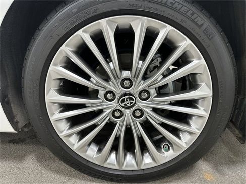 Used 2019 Toyota Avalon Limited image 14