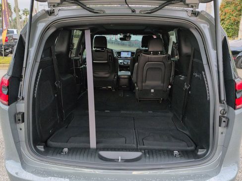 Used 2023 Chrysler Pacifica Limited w/ Uconnect Theater Family Group image 12
