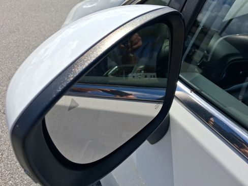 Used 2023 Chrysler Pacifica Touring-L image 17