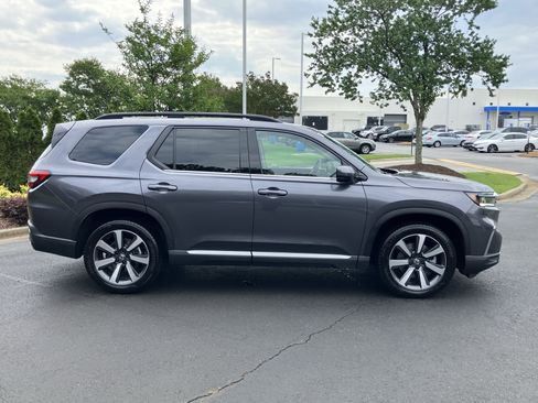 Used 2025 Honda Pilot Touring image 11