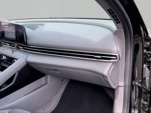 Used 2023 Hyundai Elantra SEL w/ Convenience Package image 18