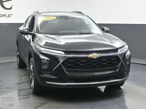 Used 2025 Chevrolet Trax LT FWD image 51