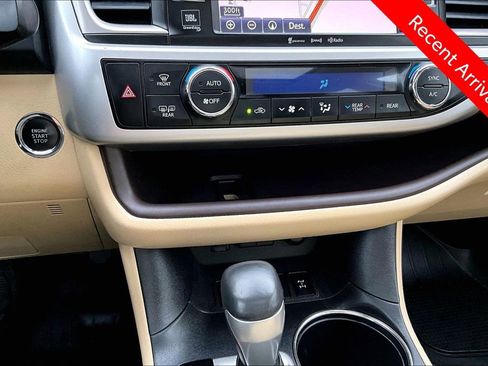 Certified 2019 Toyota Highlander Limited AWD/4WD image 15