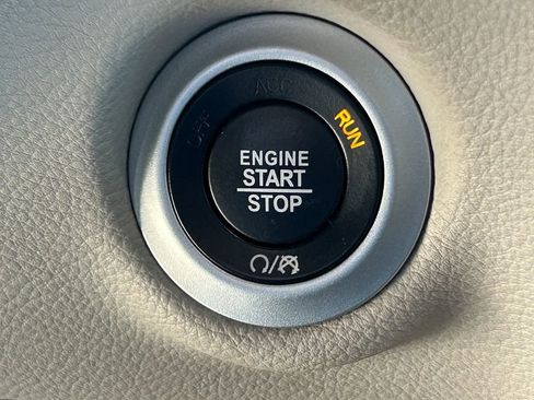 Used 2021 Chrysler Pacifica Touring FWD image 18
