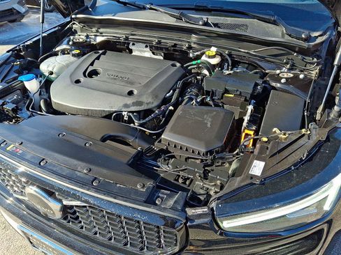 Certified 2025 Volvo XC40 B5 Plus image 28