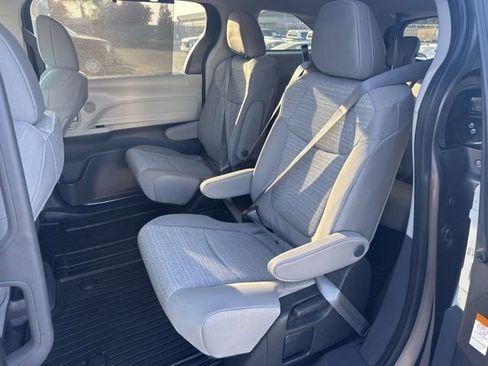 Used 2022 Toyota Sienna LE image 16