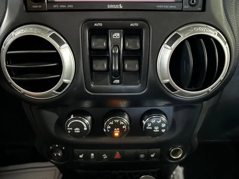 Used 2015 Jeep Wrangler Unlimited Rubicon AWD/4WD image 25